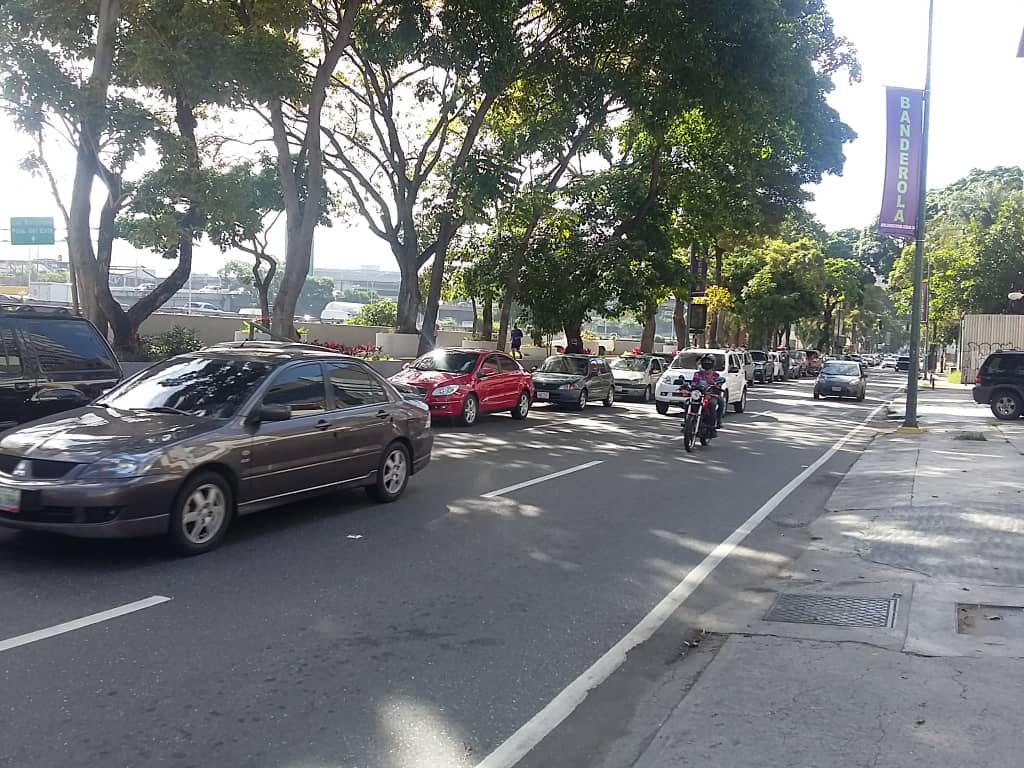 Desde la madrugada vecinos de Colinas de Bello Monte hacen largas colas para la gasolina #13May ( Fotos)