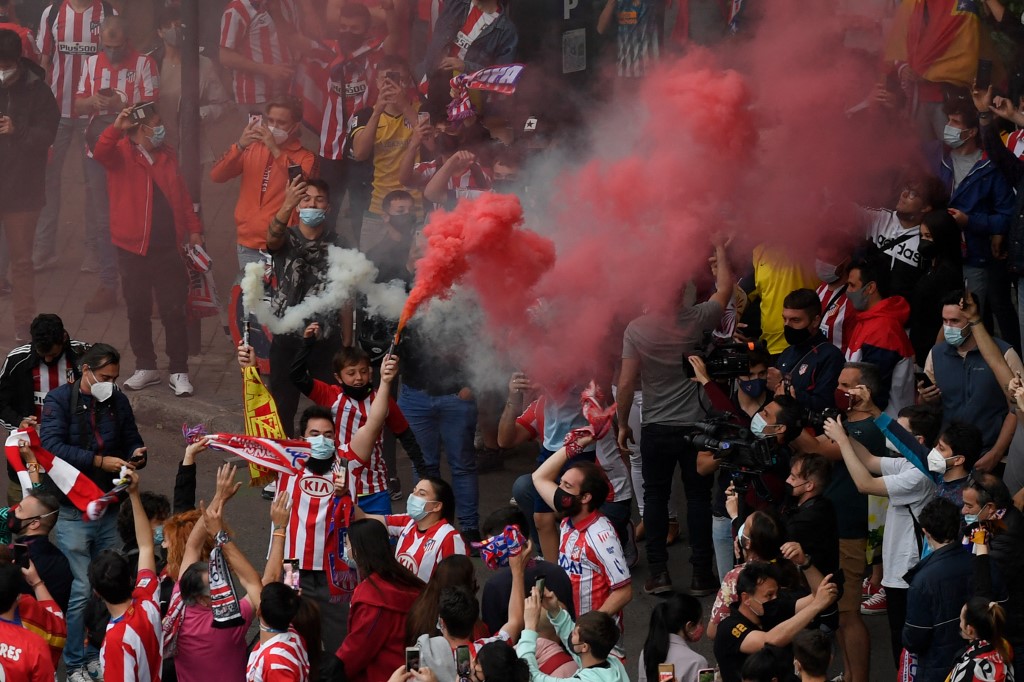 Miles de aficionados atléticos celebran el título liguero desafiando a la pandemia