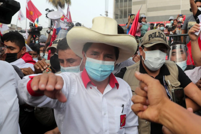 Pedro Castillo y el manual chavista: Prometió reformar la Constitución en Perú