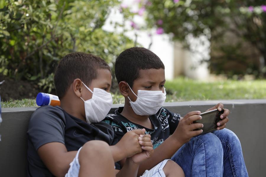 Ni cáncer ni menos oxígeno: No hay efectos nocivos en el uso de mascarilla en niños, afirman expertos