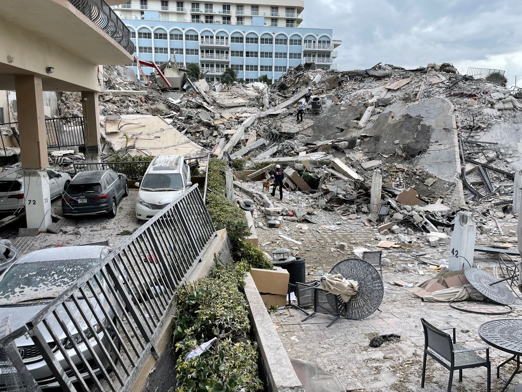 Al menos 22 latinoamericanos desaparecidos tras derrumbe de edificio en Miami