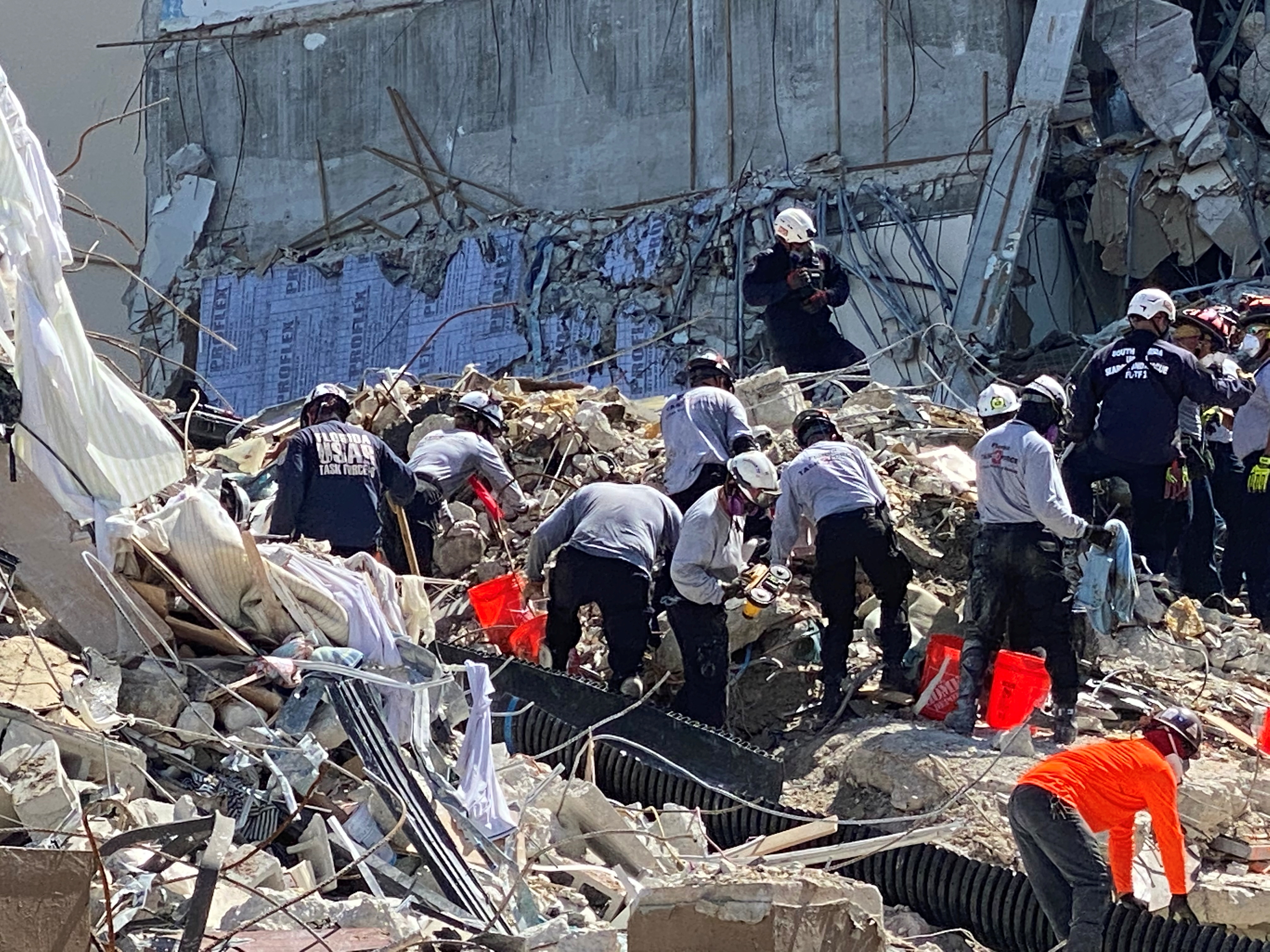 Se temen decenas de muertos bajo los escombros tras casi una semana del derrumbe en Miami