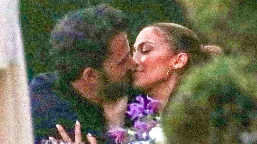 ¡Beso por aquí, beso por allá! El VIDEO de JLo y Ben Affleck más apasionados que nunca