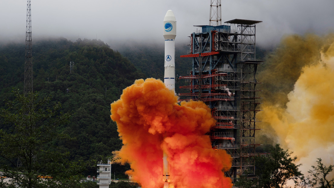 China probó un paracaídas para el aterrizaje seguro de escombros de cohetes (FOTO)