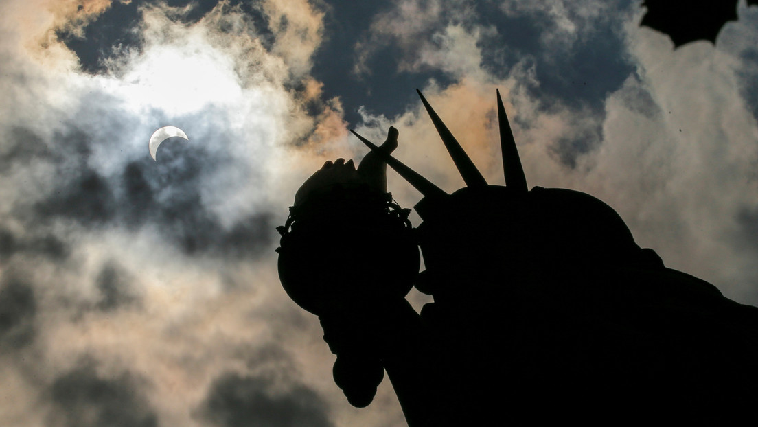 Un eclipse solar parcial adorna el cielo de Nueva York al amanecer