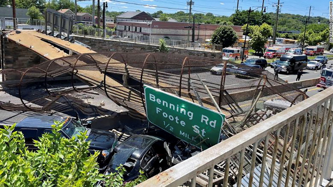 Un puente peatonal se derrumba sobre una autopista en Washington (VIDEO)