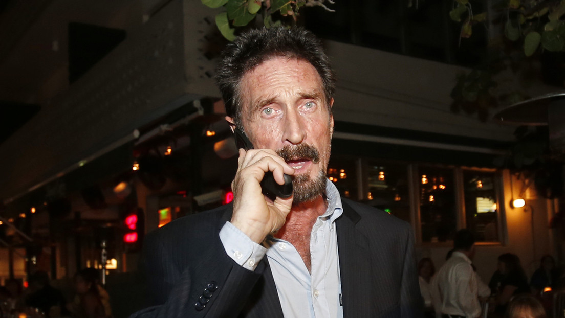 Revelan que John McAfee intentó suicidarse en su celda hace cuatro meses