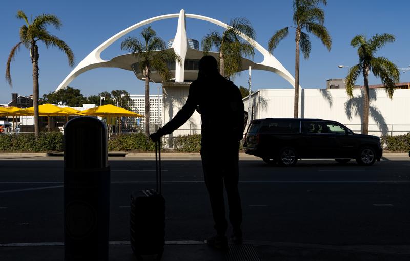 ¡De locos! Saltó de un avión en movimiento en el aeropuerto de Los Ángeles