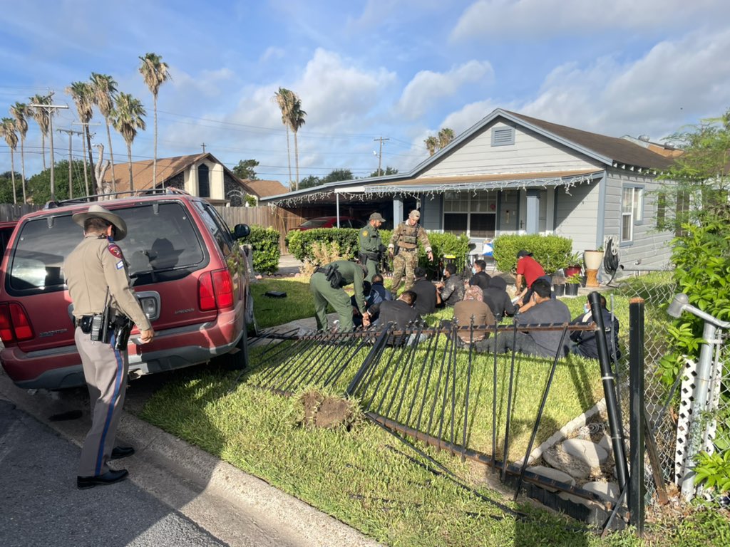 Camioneta que transportaba 12 inmigrantes ilegales se estrelló contra un jardín de Texas (FOTOS)