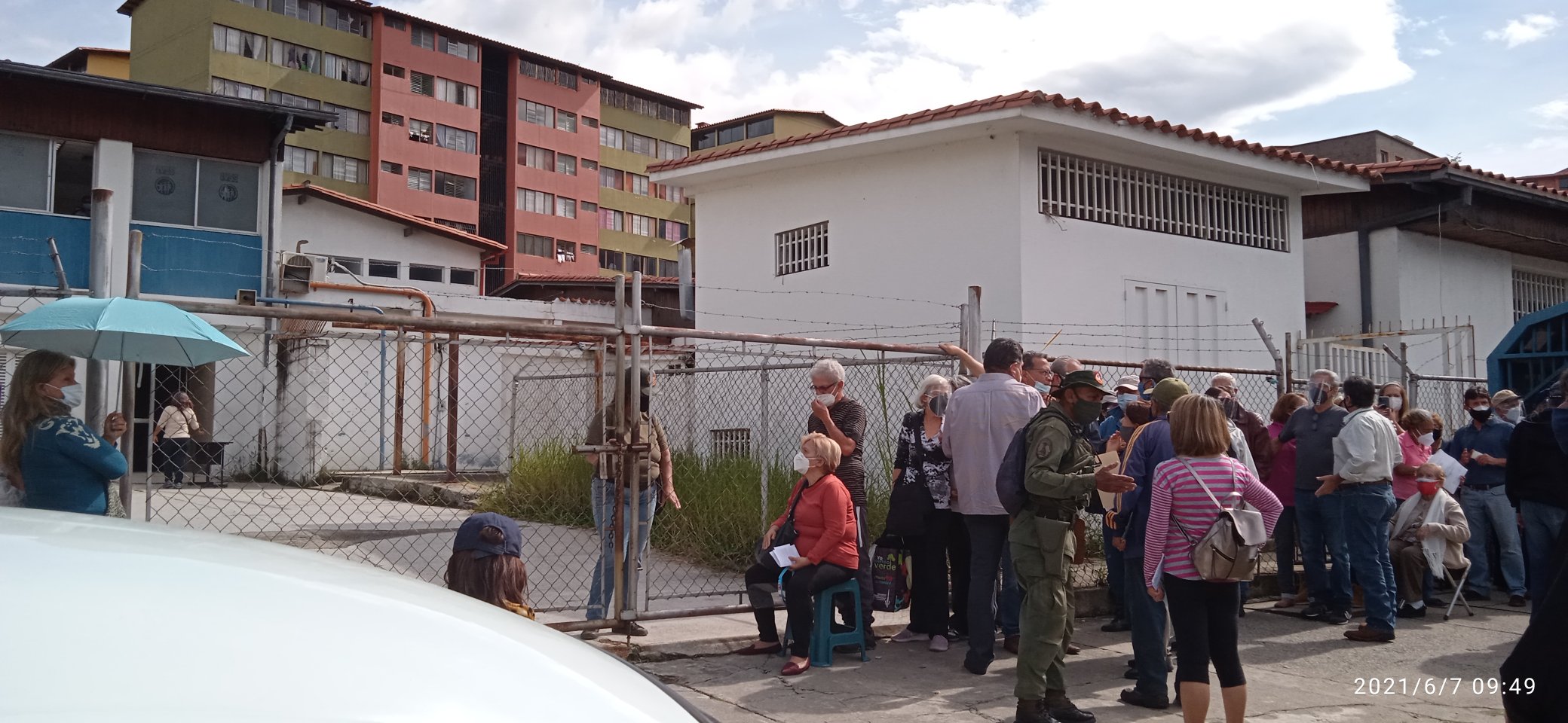 ¡Ineficiencia! Abuelos merideños continúan en largas filas para recibir la vacuna antiCovid este #7Jun (Fotos)