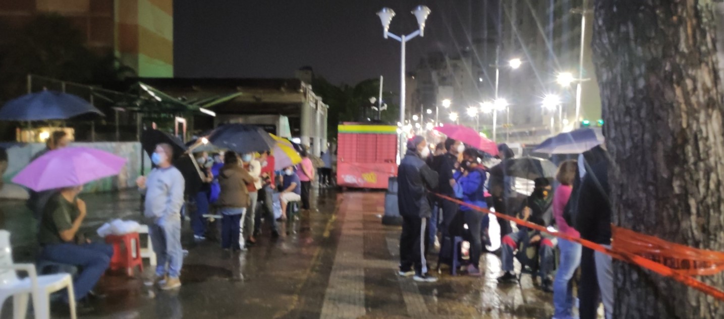 Así se encuentran las colas de personas para ser vacunados en el Hotel Alba Caracas este #6Jun (Fotos)