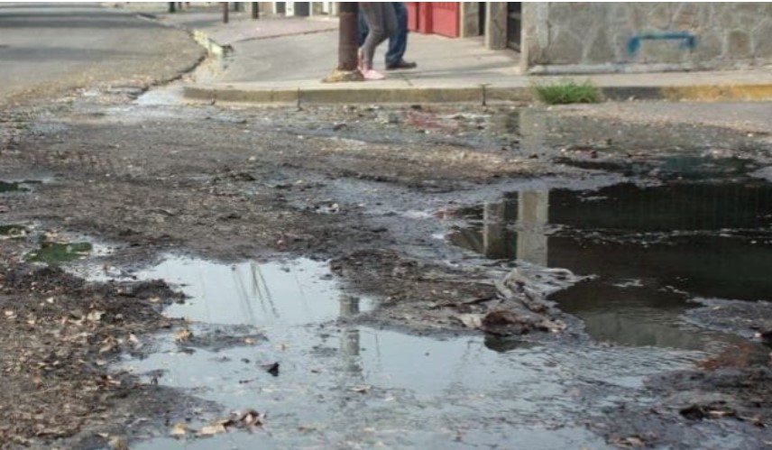 Las aguas negras se desbordan en varias comunidades de Maracay