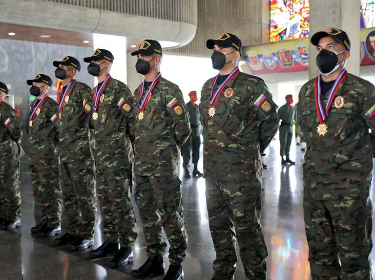 Padrino López intentó disfrazar de victoria su fracaso en Apure tras condecorar a militares liberados (IMÁGENES)