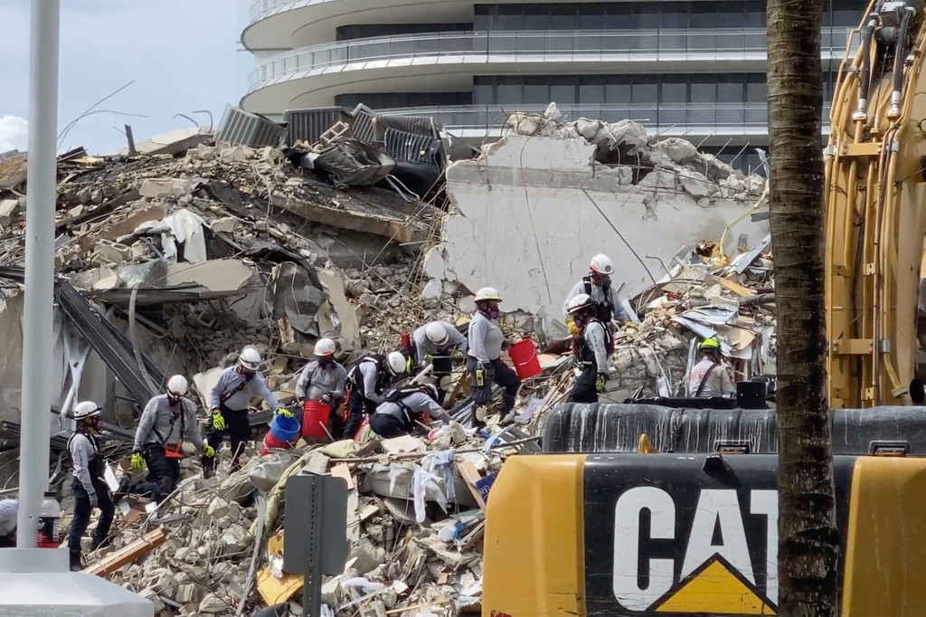 Una zanja de 38 metros para rastrear señales de vida en los escombros del edificio derrumbado en Miami