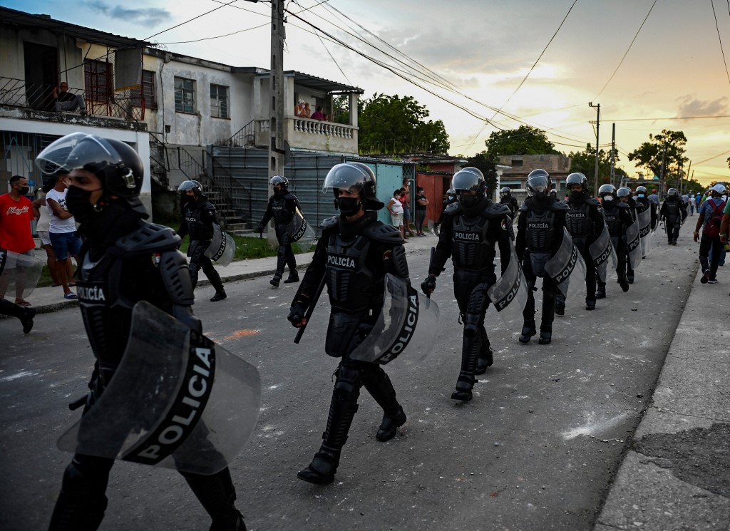 EN VIDEO: Dictadura cubana embosca, detiene y golpea ferozmente a un manifestante desarmado