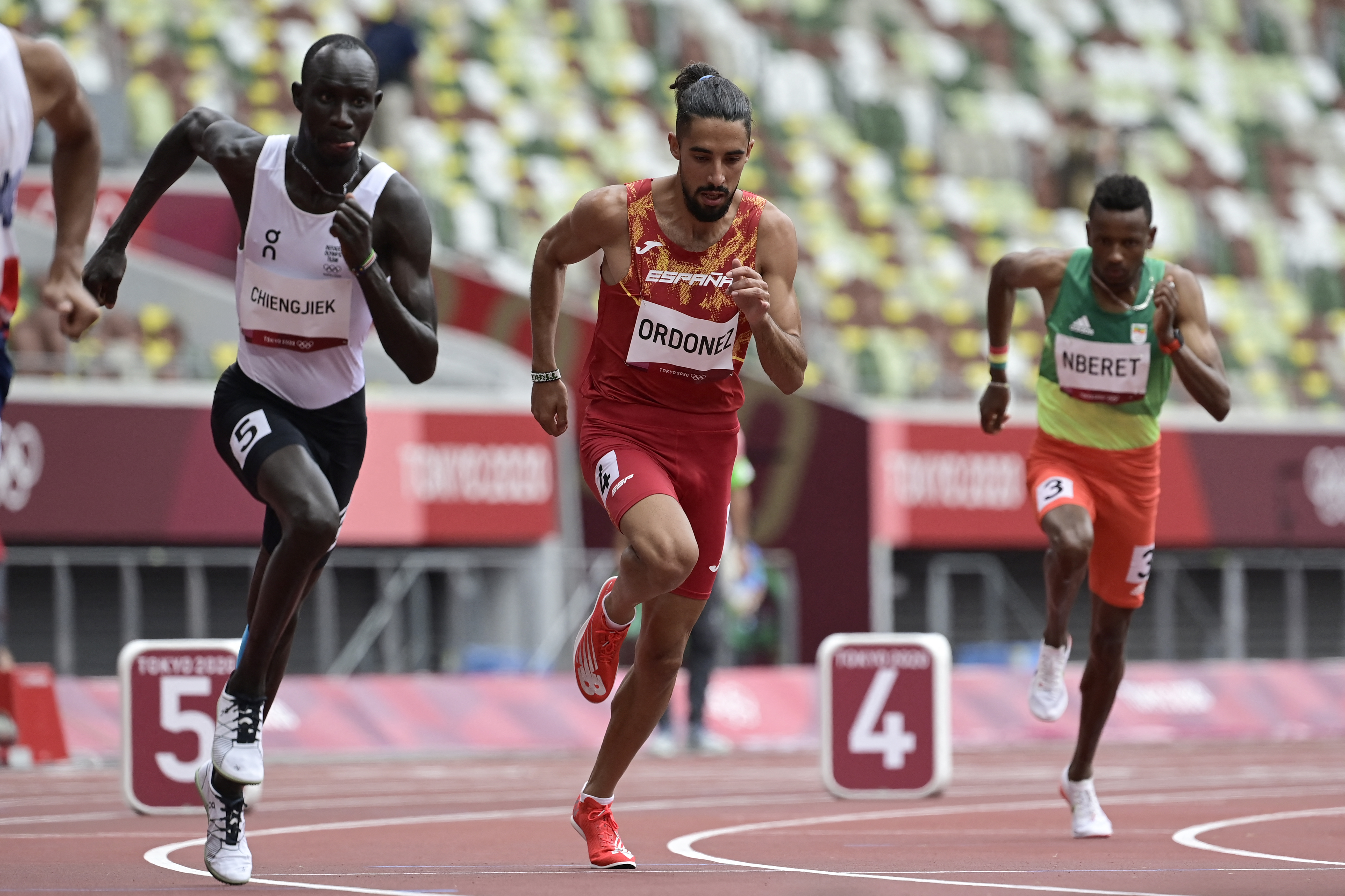 Atleta del equipo olímpico de refugiados rompió en llanto tras tropezar con un rival y terminar último (VIDEO)