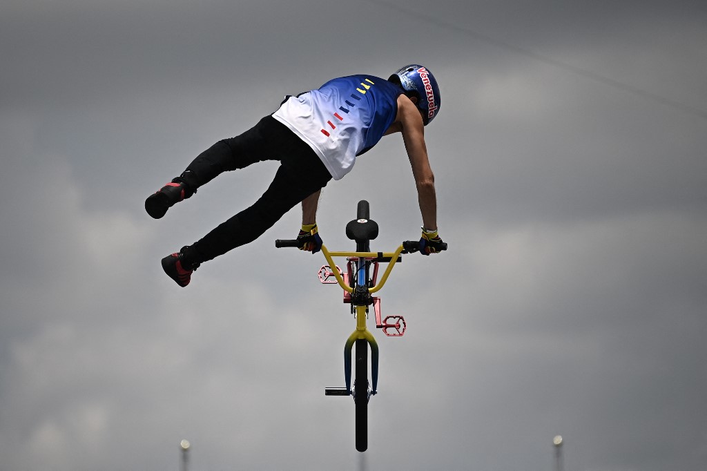 Su bicicleta, un árbol y mucho show: La NUEVA LOCURA de Daniel Dhers en Caracas (VIDEO)