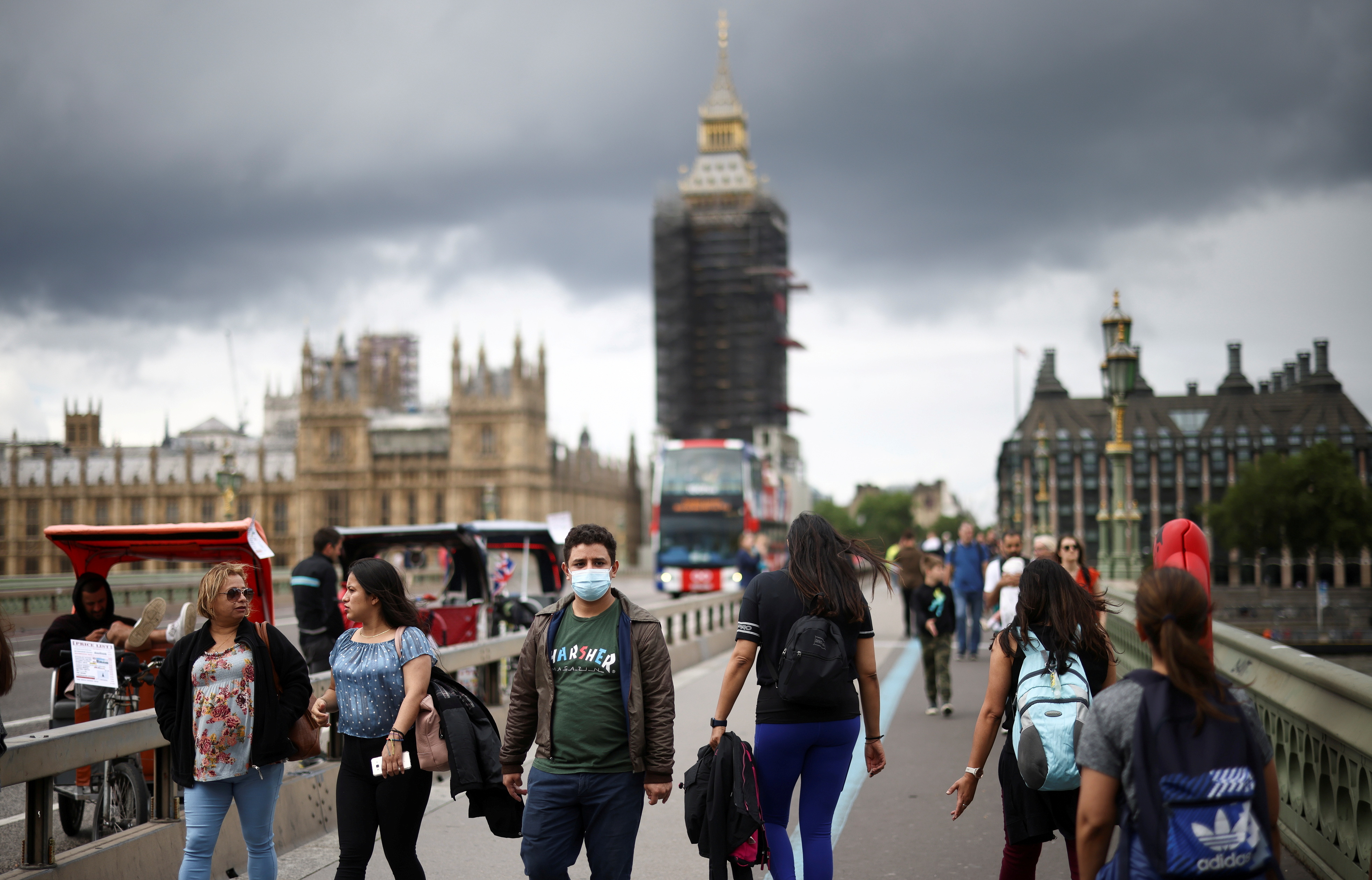 Boris Johnson llama a “vivir” con el coronavirus antes de levantar restricciones