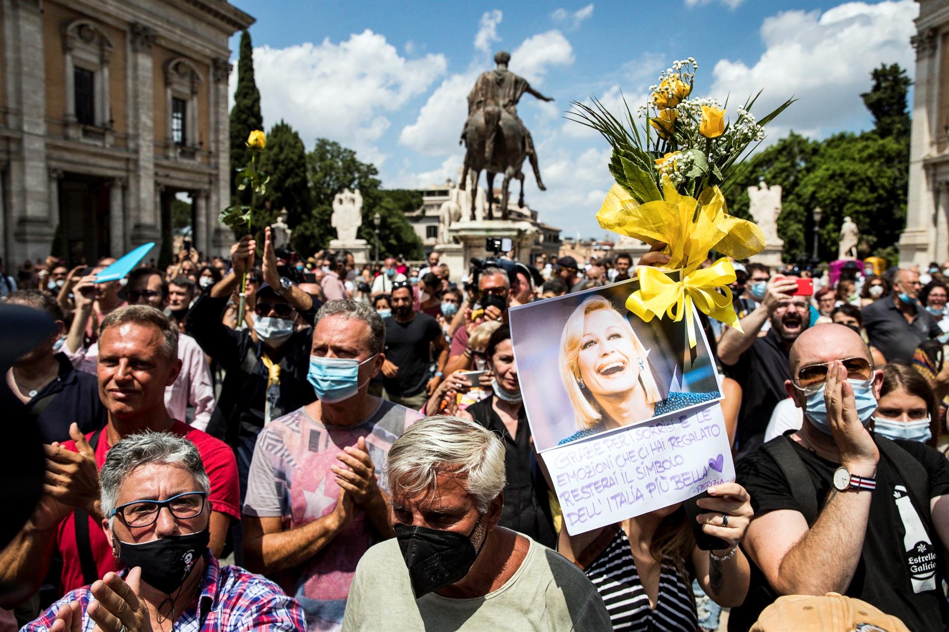 El último gran aplauso a Raffaella Carrà: Cientos de personas siguen el funeral de la gran diva italiana