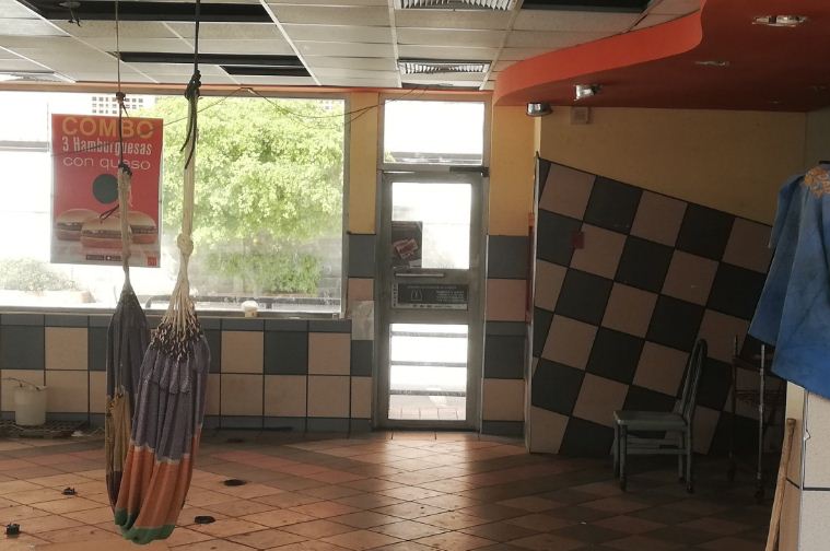 ¡Solo en Venezuela! La McHamaca que montaron en un McDonalds abandonado en Maracaibo (Foto)