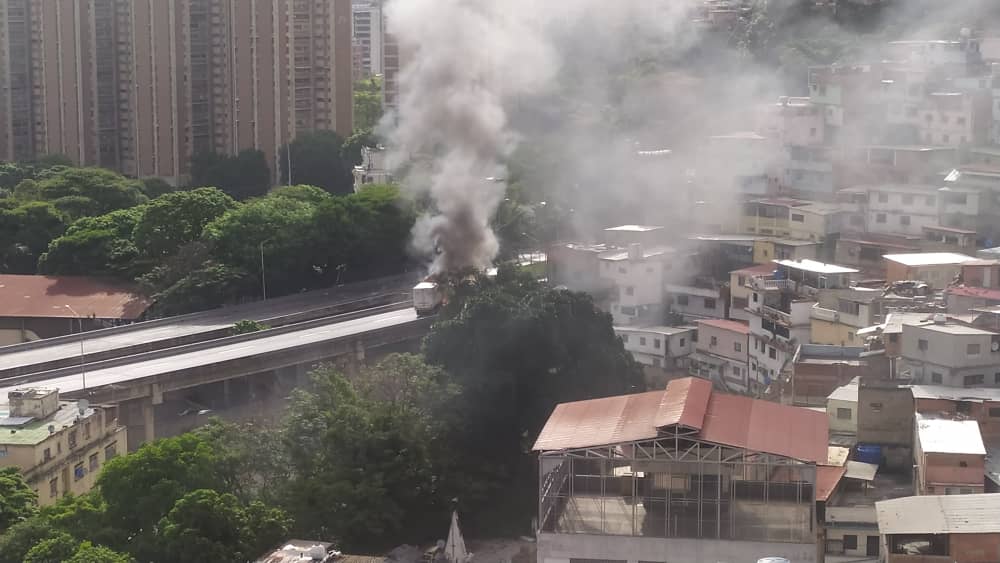 Delincuentes queman una gandola en la entrada del Túnel El Cementerio #8Jul (FOTOS)