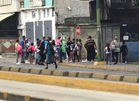 Habitantes de la Cota 905 salen de sus casas huyendo del operativo de seguridad #9Jul (FOTOS y VIDEO)