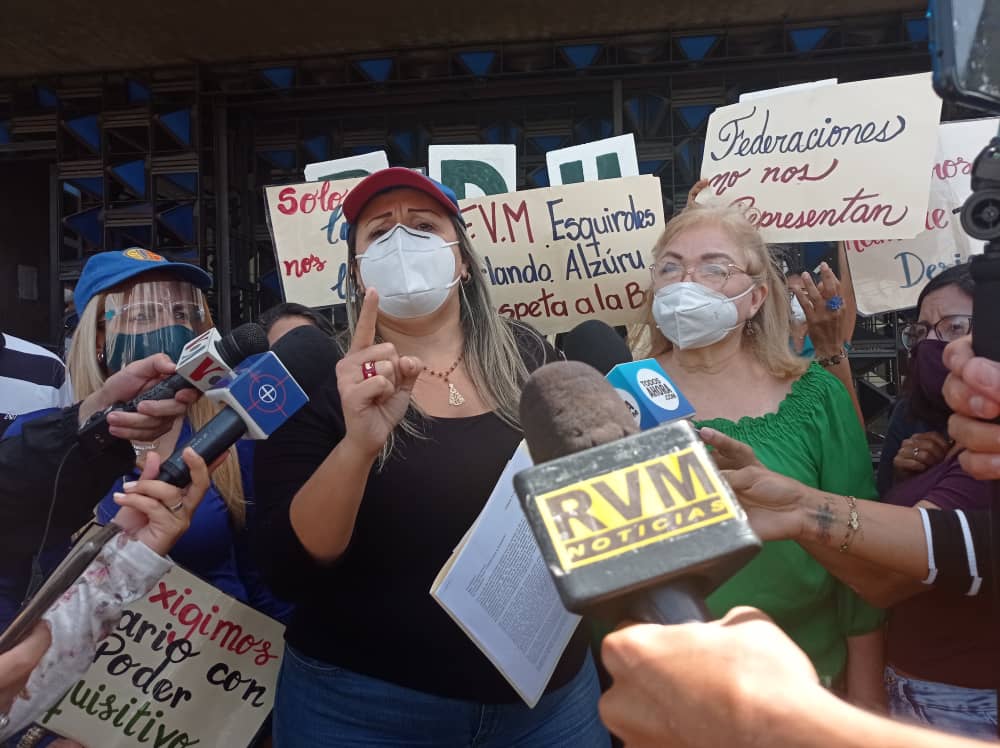 Maestros protestan frente al Ministerio de Educación y rechazan firma de una “tabla salarial de hambre” #21Jul (Fotos)