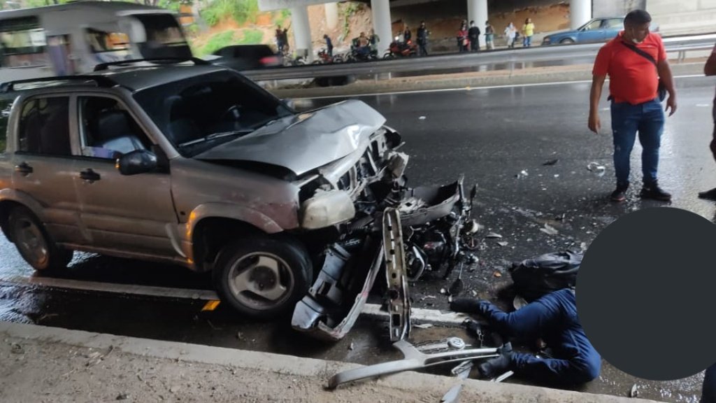 Falleció motorizado en Petare tras ser embestido mientras escampaba