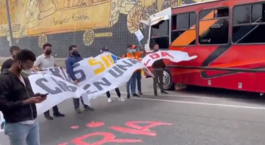 “¡Patria y vida!”: Estudiantes protestaron en la autopista Francisco Fajardo en respaldo al pueblo cubano este #20Jul (VIDEOS)