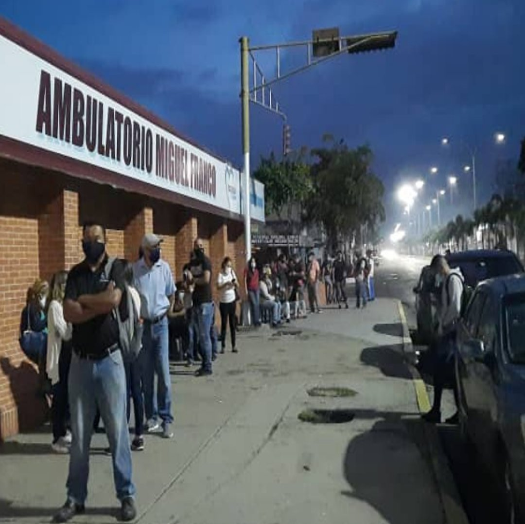 Carabobeños están en cola desde la madrugada para vacunarse contra el coronavirus #1Jul (FOTOS)