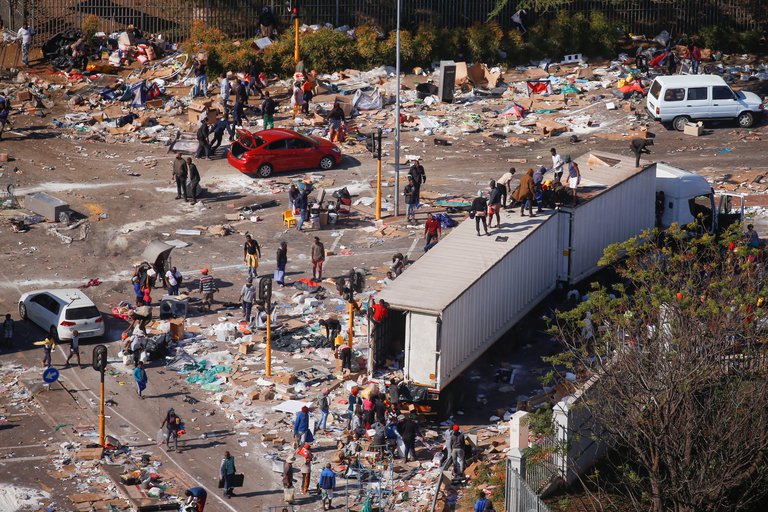 Pandemia y estallidos sociales: El vínculo entre el coronavirus y las masivas protestas que se están viendo en el mundo