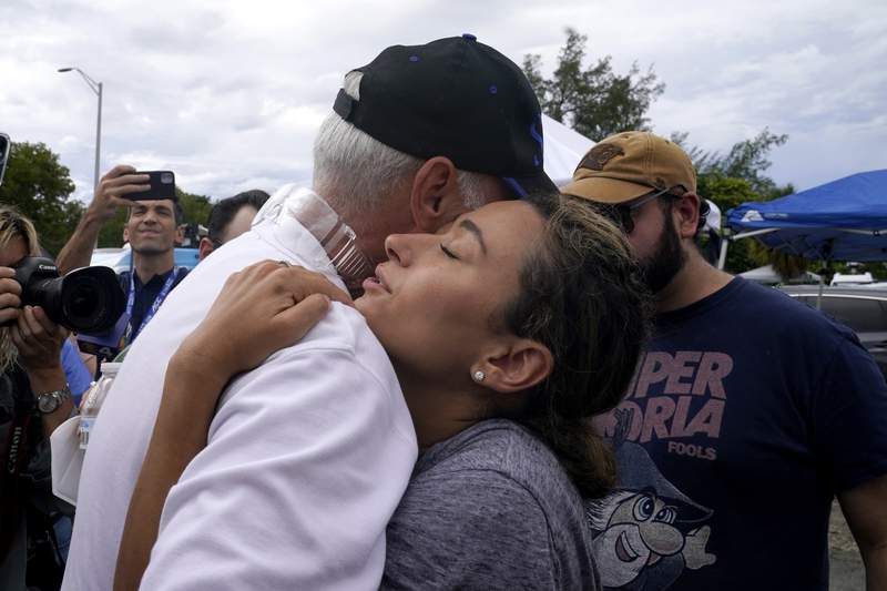 Familiares de las víctimas en el derrumbe de Surfside se unen para darse consuelo en Florida