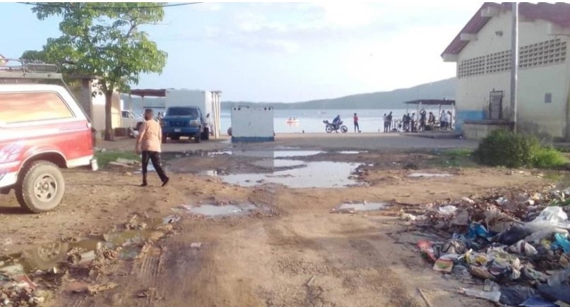 Aguas residuales y desechos sólidos inundan el mercado municipal de Santa Fe en Sucre