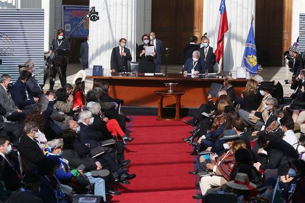 Chile eligió a mujer indígena para liderar redacción de su nueva Constitución