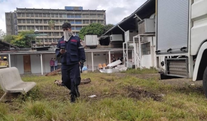 Bomberos aún no identifican la causa del incendio en la Escuela de Estudios Políticos de la UCV