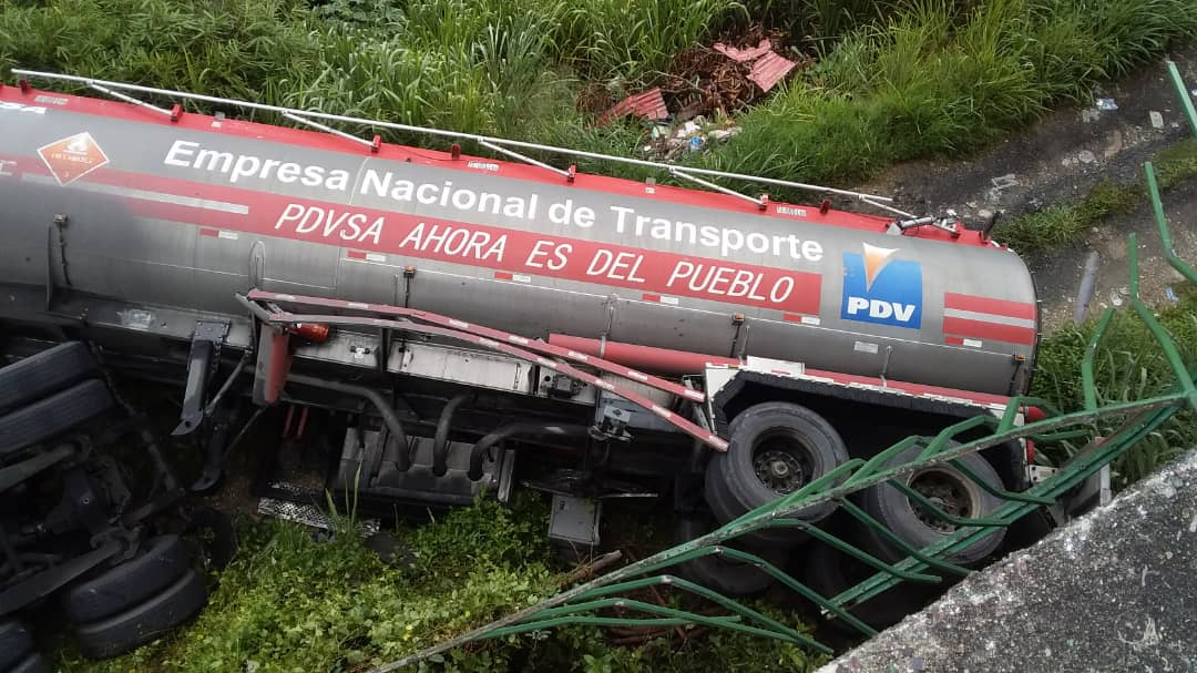 Gandola de gasolina perdió los frenos y cayó a una quebrada en la Carretera Panamericana #9Jul (FOTOS)