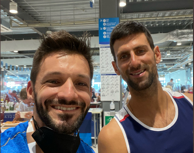 La FOTO: La estrella del kárate venezolano Antonio Díaz junto al astro del tenis Novak Djokovic en Tokio 2020