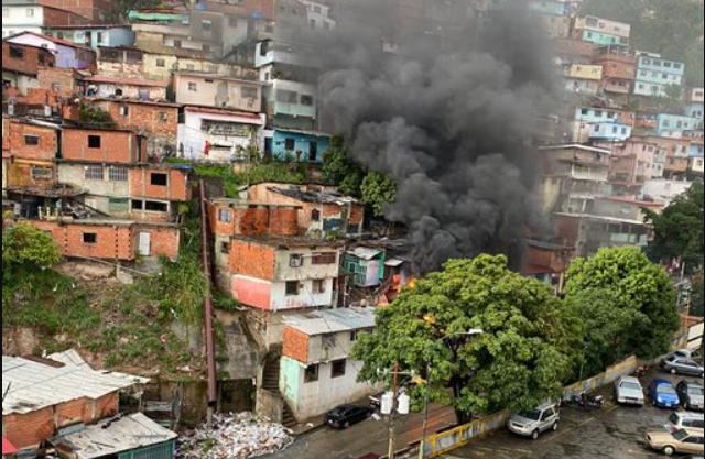 Fuerte incendio en una vivienda de Los Jardines de El Valle (FOTOS)