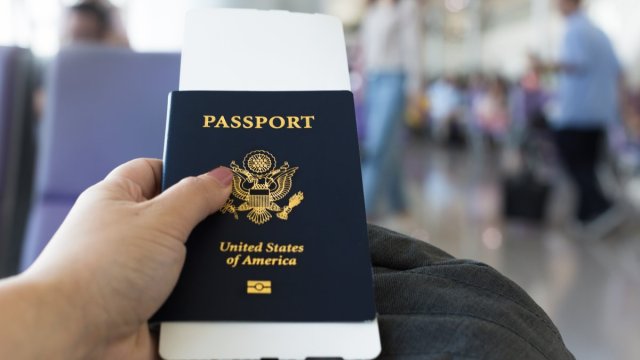 La emisión de pasaportes en EEUU continúa detenida por “problemas operativos”