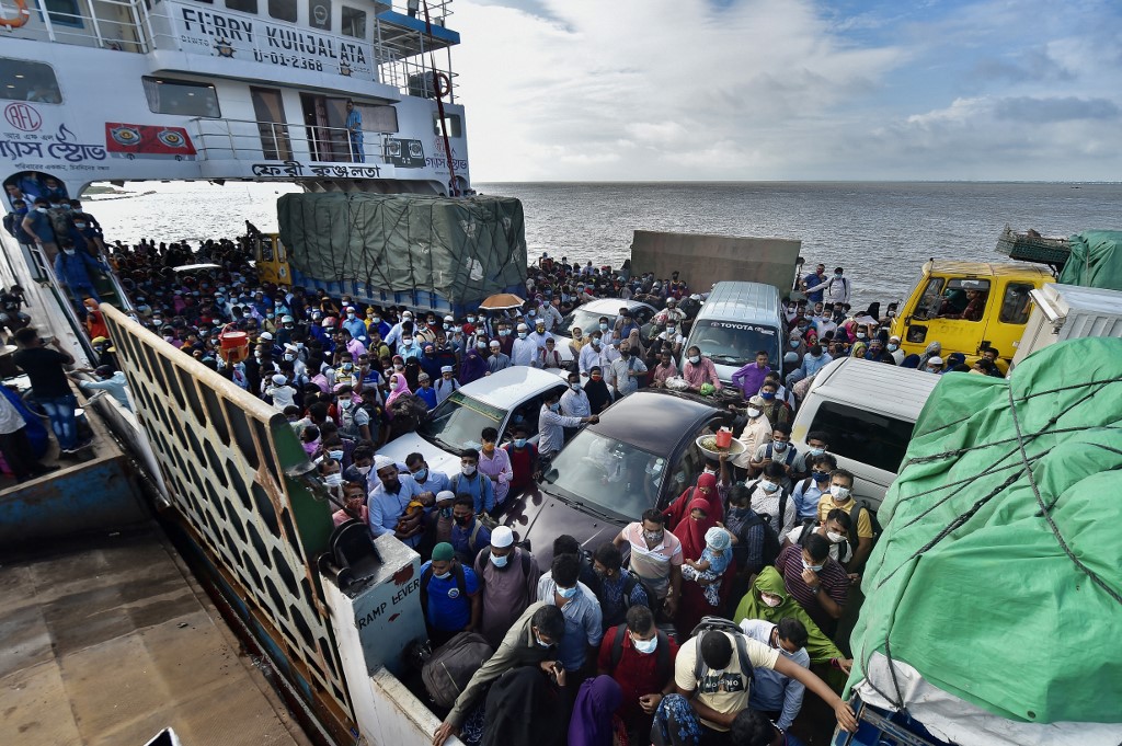 Al menos 17 muertos al caer un rayo sobre un barco en Bangladesh