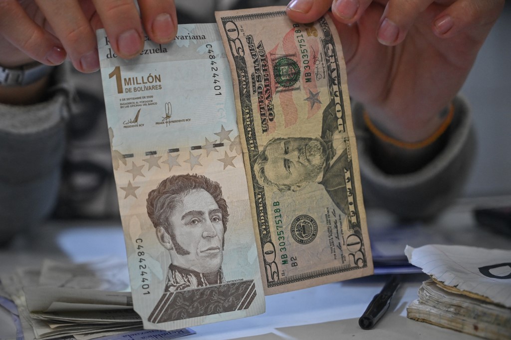 Duro golpe al bolívar, que se devaluó un 16 % frente al dólar en solo 30 días