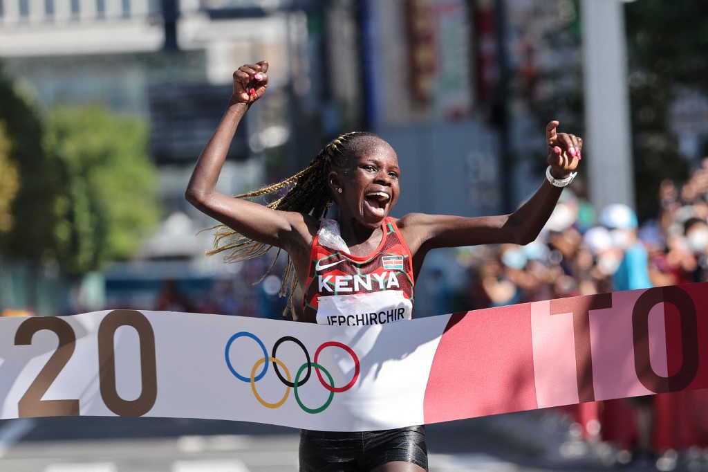 La keniana Jepchirchir ganó el maratón olímpico más lento de la historia