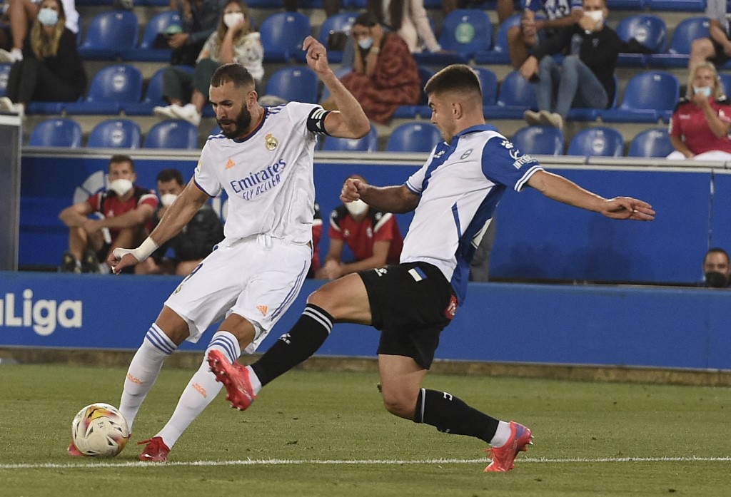 Benzema colocó líder provisional al Real Madrid tras goleada al Alavés