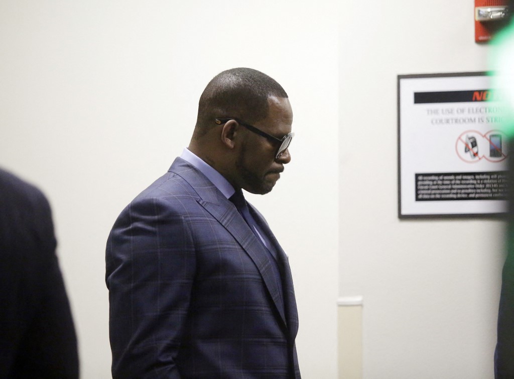 El “depredador” R. Kelly sedujo a menores por décadas, según fiscales de EEUU