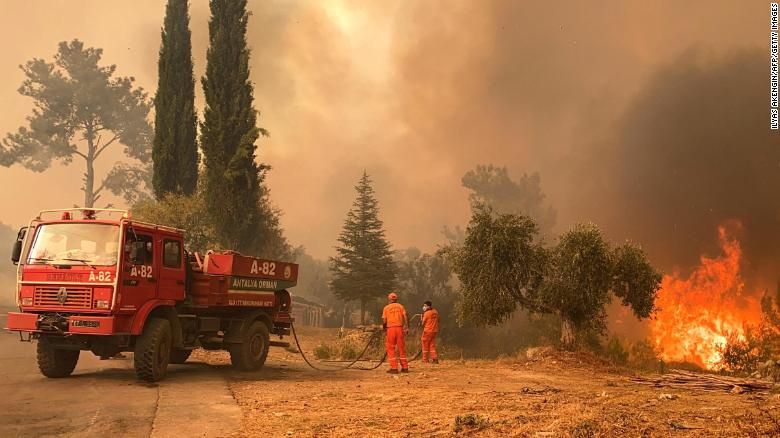 Ola de calor en Italia con temperaturas que superan los 47 grados, provocan incendios en zonas montañosas