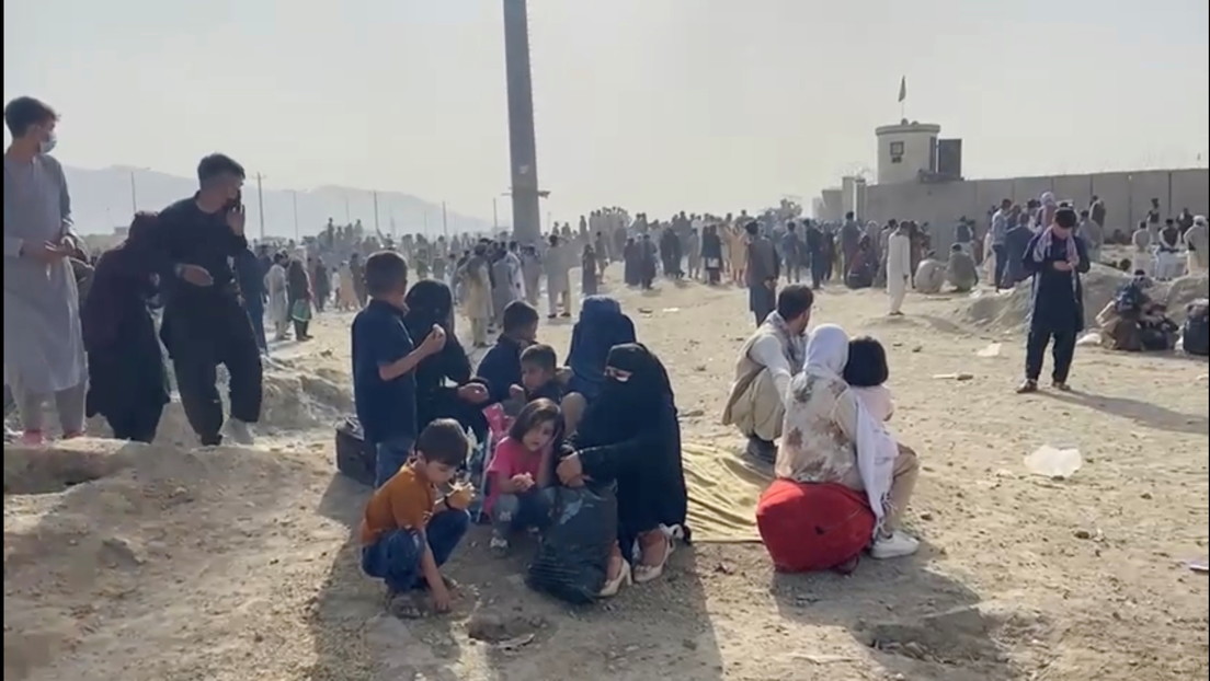 Tropas estadounidenses abrieron fuego en el aeropuerto de Kabul para dispersar a las multitudes