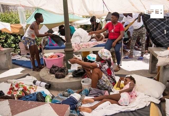 Casas de palo y lona para refugiarse de la inclemente Grace tras el terremoto