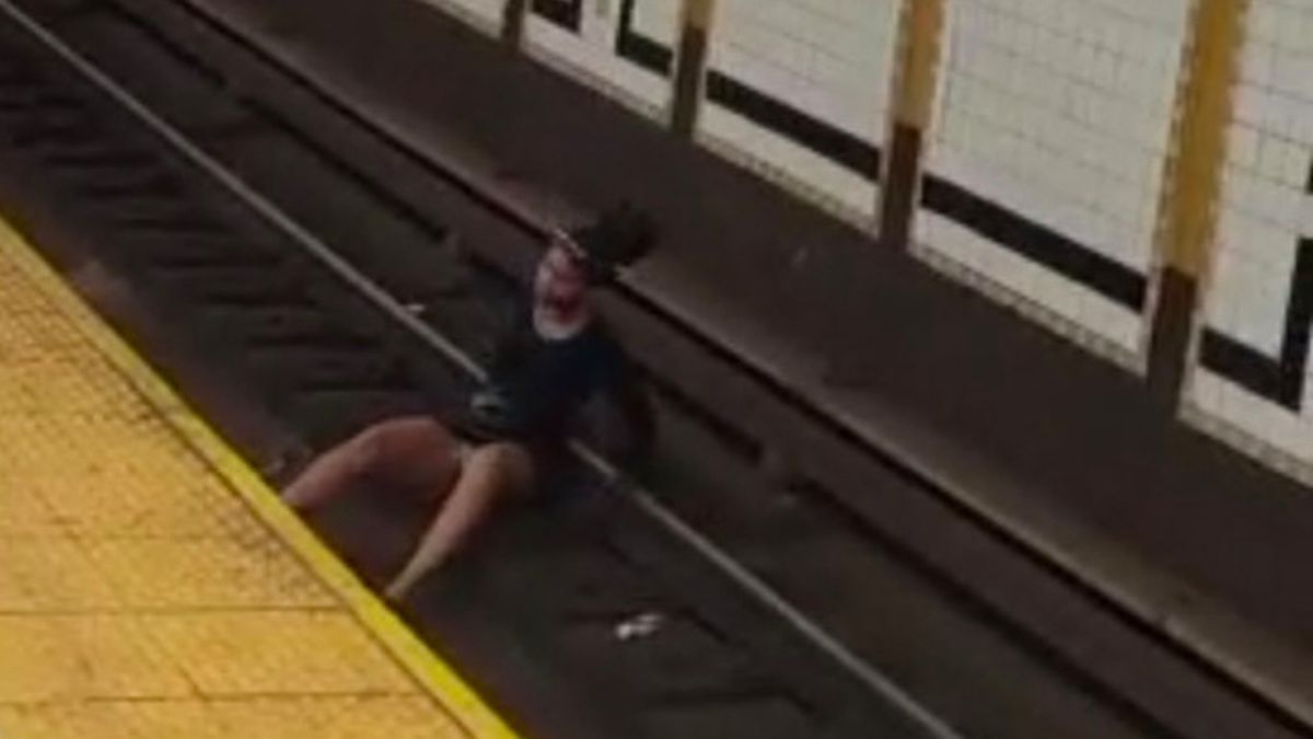 ¡Espeluznante momento! La empujó a las vías del tren en Brooklyn después de escupirle