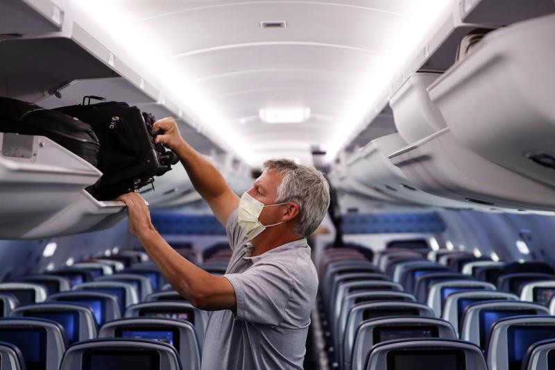 EEUU extendió orden sobre el uso de mascarillas en aviones hasta enero