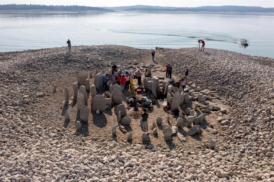 El “Stonehenge de España” oculto bajo las aguas vuelve a aparecer tras ola de calor (FOTOS)